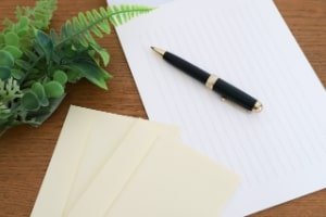 ペンで手紙を書く