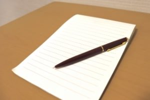 文章を書くペンと紙