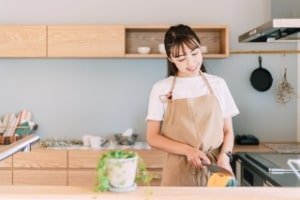 エプロンをする女性