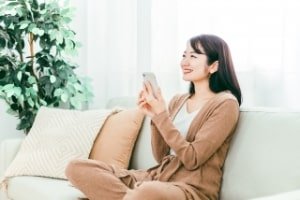 笑う女性