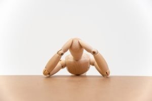悩む人