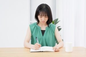メッセージを書く女性