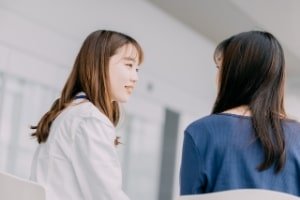 会話を聞く女性