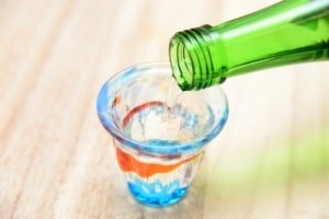 お酒をそそぐ