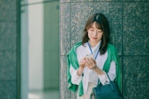 ネットを見る女性