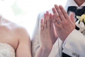 結婚する